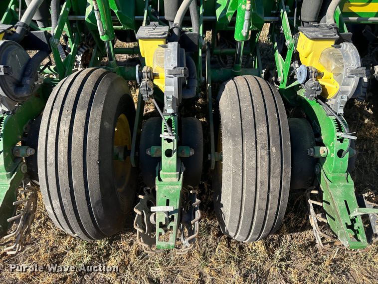 image for item DH1768 2013 John Deere 1770NT  no-till planter