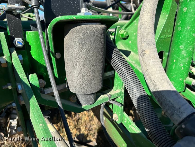 image for item DH1768 2013 John Deere 1770NT  no-till planter