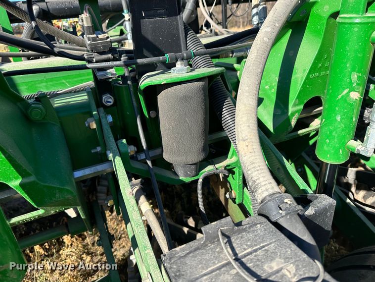 image for item DH1768 2013 John Deere 1770NT  no-till planter