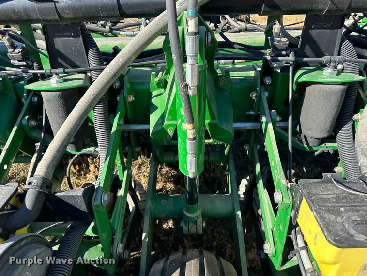 image for item DH1768 2013 John Deere 1770NT  no-till planter
