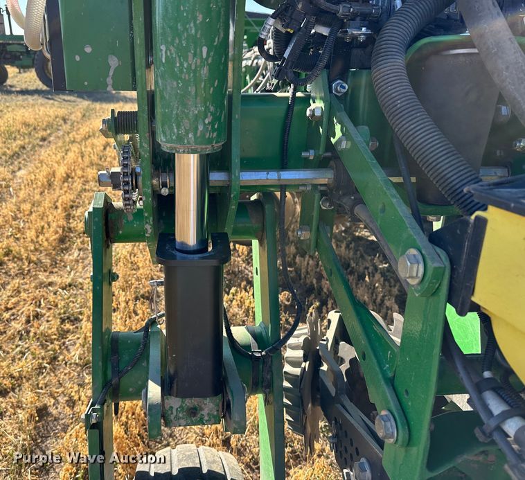 image for item DH1768 2013 John Deere 1770NT  no-till planter