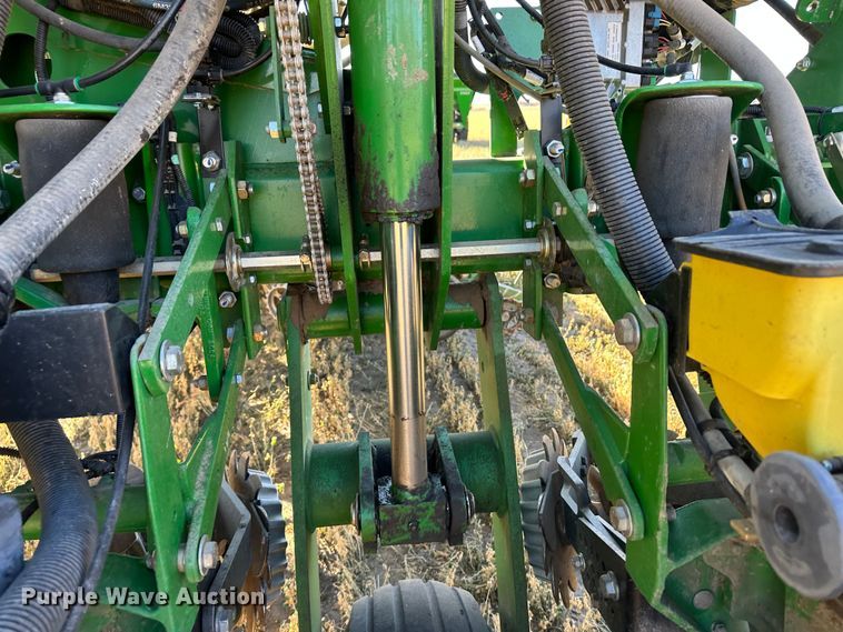 image for item DH1768 2013 John Deere 1770NT  no-till planter