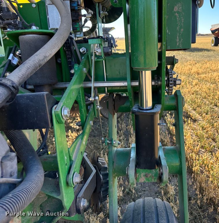 image for item DH1768 2013 John Deere 1770NT  no-till planter