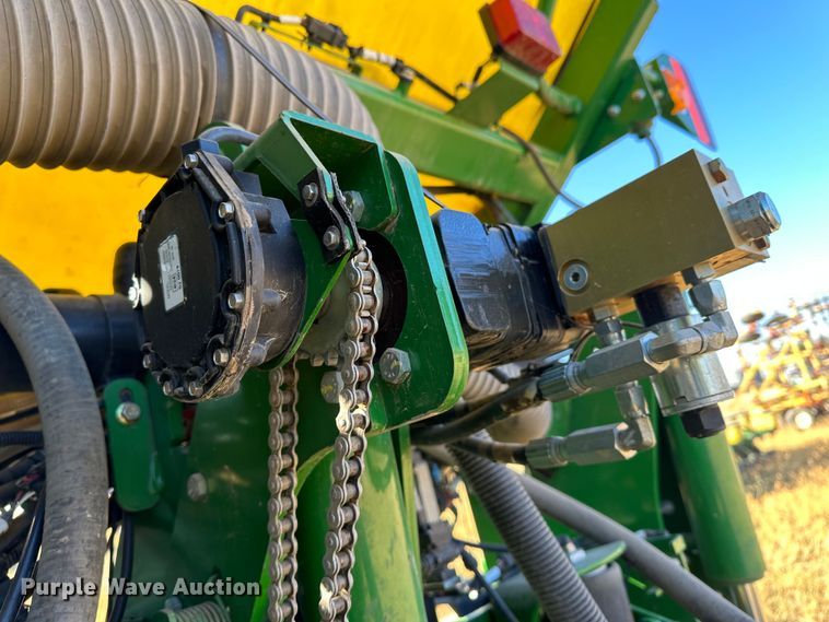 image for item DH1768 2013 John Deere 1770NT  no-till planter