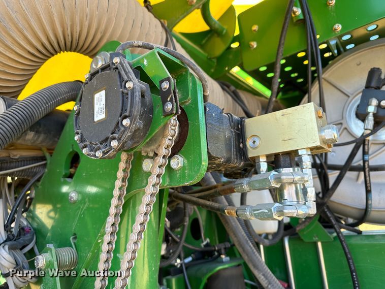 image for item DH1768 2013 John Deere 1770NT  no-till planter