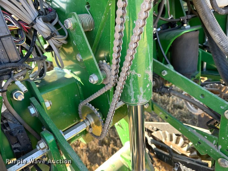 image for item DH1768 2013 John Deere 1770NT  no-till planter