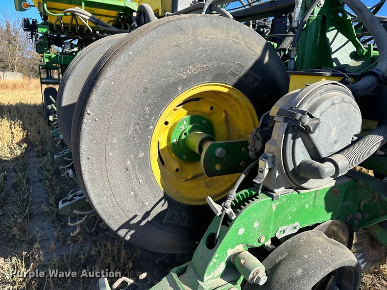 image for item DH1768 2013 John Deere 1770NT  no-till planter