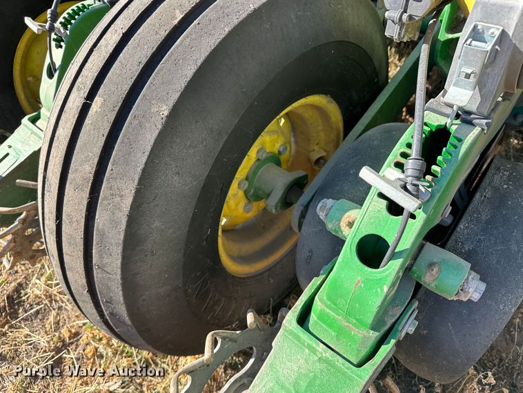 image for item DH1768 2013 John Deere 1770NT  no-till planter