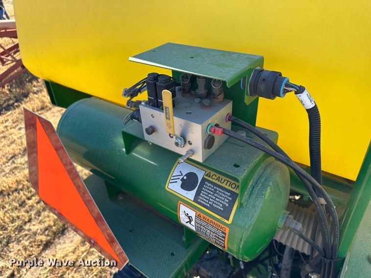 image for item DH1768 2013 John Deere 1770NT  no-till planter