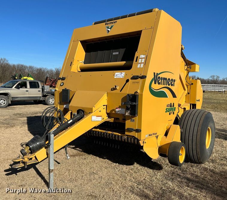 image for item DH1775 2010 Vermeer 605 Super M  round baler