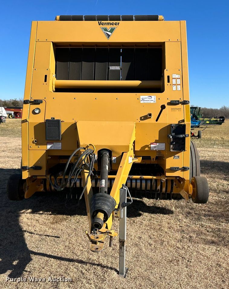 image for item DH1775 2010 Vermeer 605 Super M  round baler