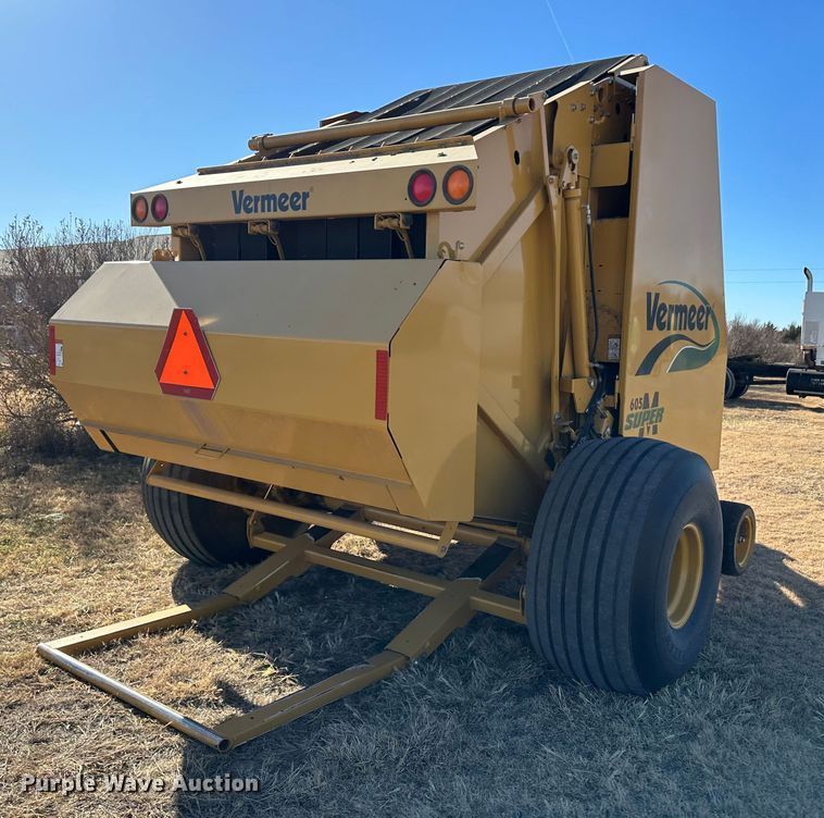 image for item DH1775 2010 Vermeer 605 Super M  round baler