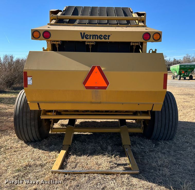 image for item DH1775 2010 Vermeer 605 Super M  round baler