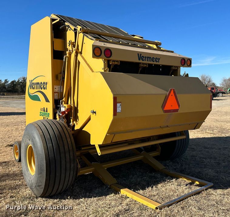 image for item DH1775 2010 Vermeer 605 Super M  round baler