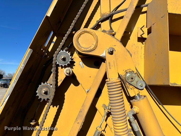 image for item DH1775 2010 Vermeer 605 Super M  round baler