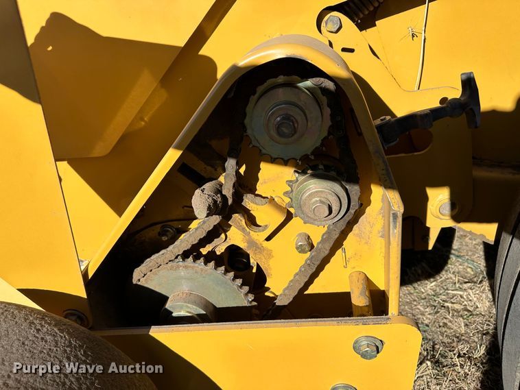 image for item DH1775 2010 Vermeer 605 Super M  round baler