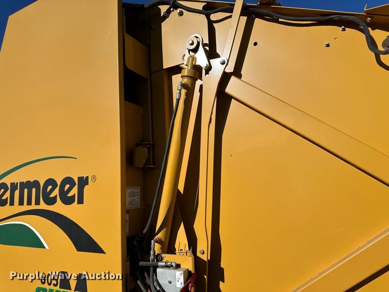 image for item DH1775 2010 Vermeer 605 Super M  round baler