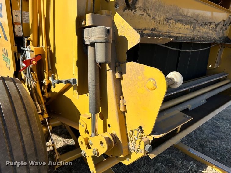 image for item DH1775 2010 Vermeer 605 Super M  round baler