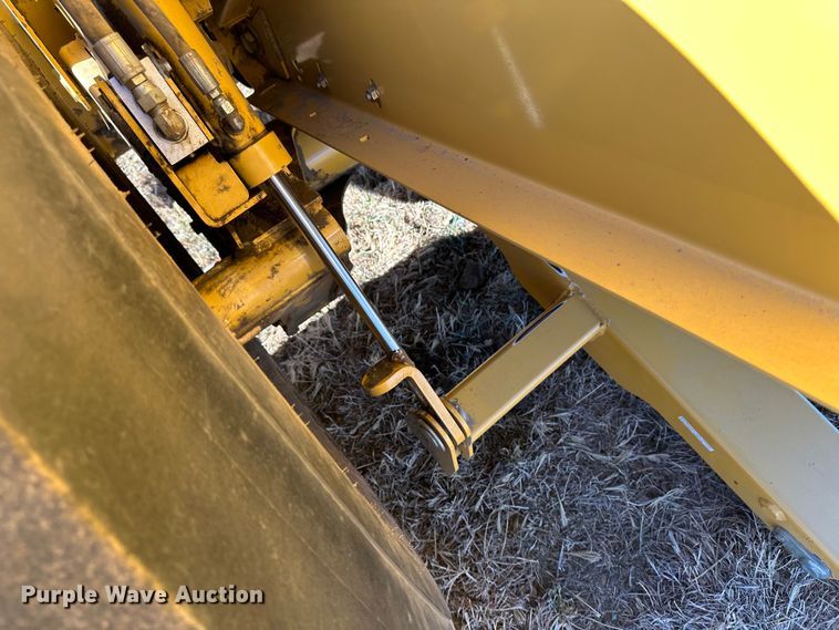 image for item DH1775 2010 Vermeer 605 Super M  round baler