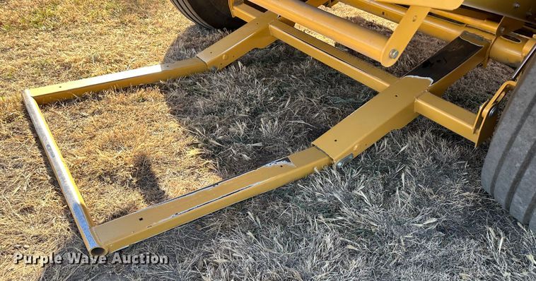 image for item DH1775 2010 Vermeer 605 Super M  round baler