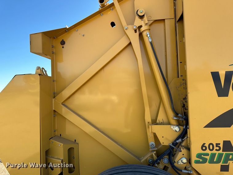 image for item DH1775 2010 Vermeer 605 Super M  round baler