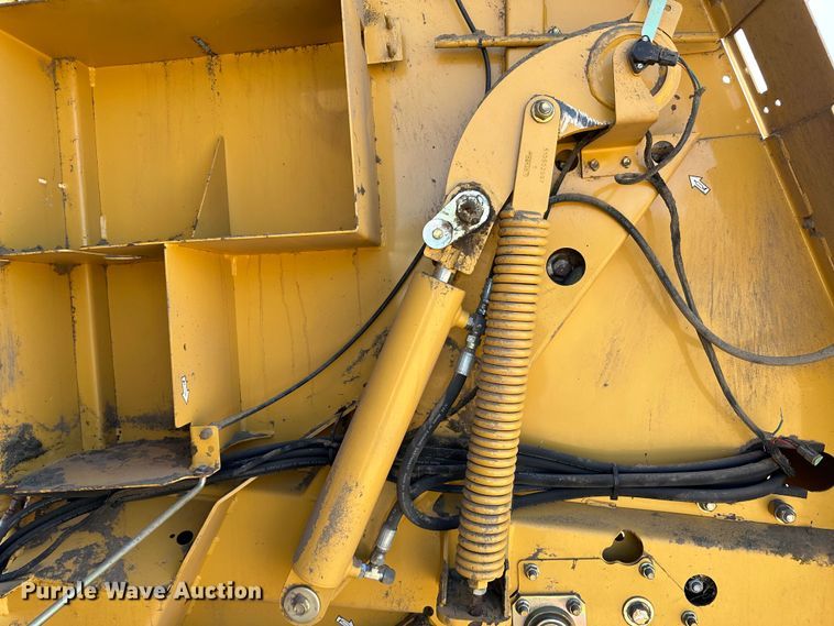 image for item DH1775 2010 Vermeer 605 Super M  round baler