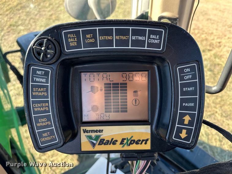 image for item DH1775 2010 Vermeer 605 Super M  round baler