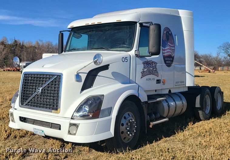 image for item DH1777 2005 Volvo VN  semi truck