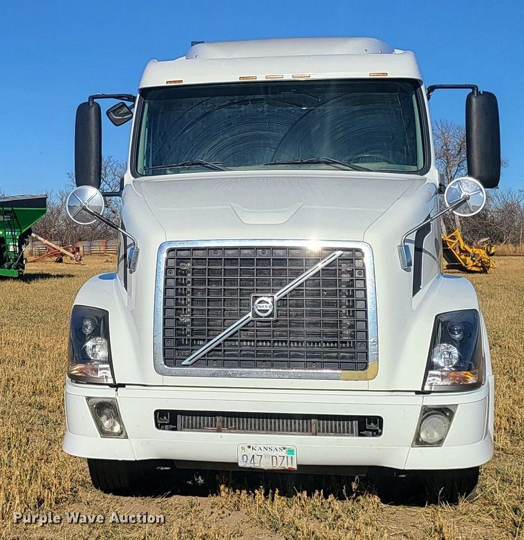 image for item DH1777 2005 Volvo VN  semi truck