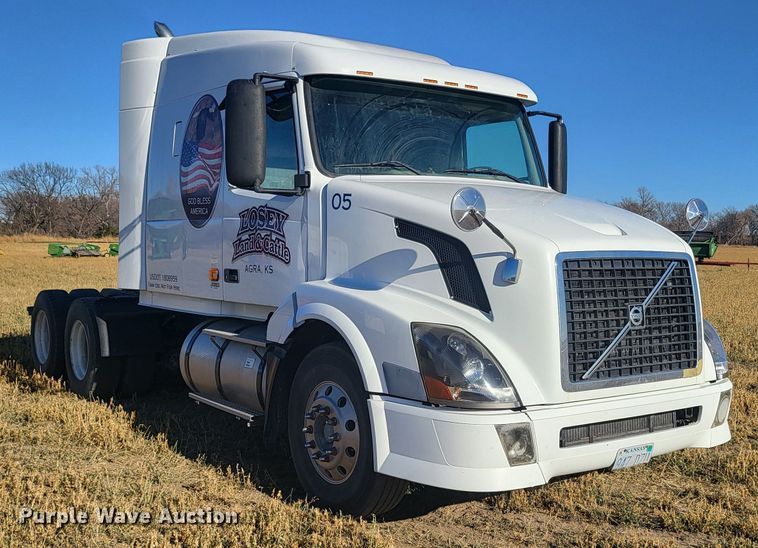 image for item DH1777 2005 Volvo VN  semi truck