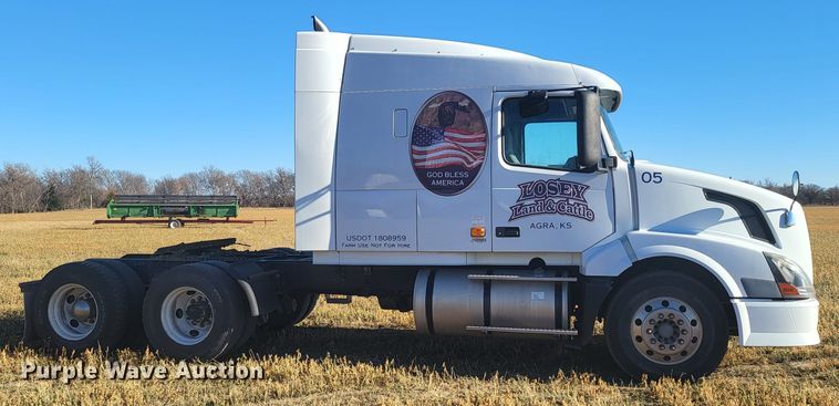 image for item DH1777 2005 Volvo VN  semi truck