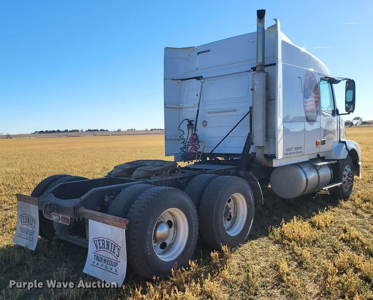 image for item DH1777 2005 Volvo VN  semi truck