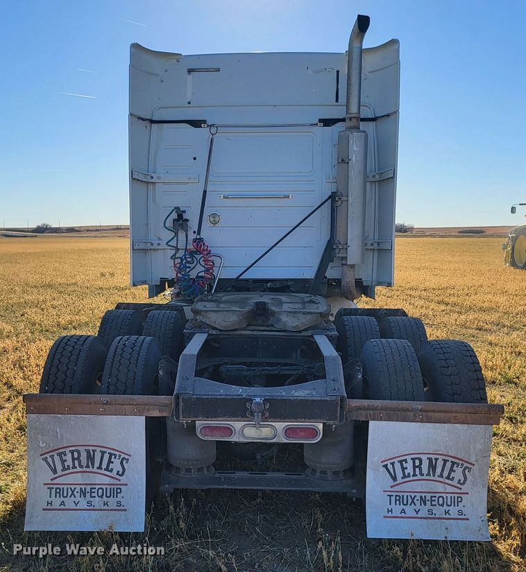 image for item DH1777 2005 Volvo VN  semi truck