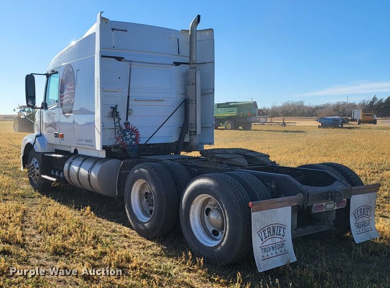 image for item DH1777 2005 Volvo VN  semi truck