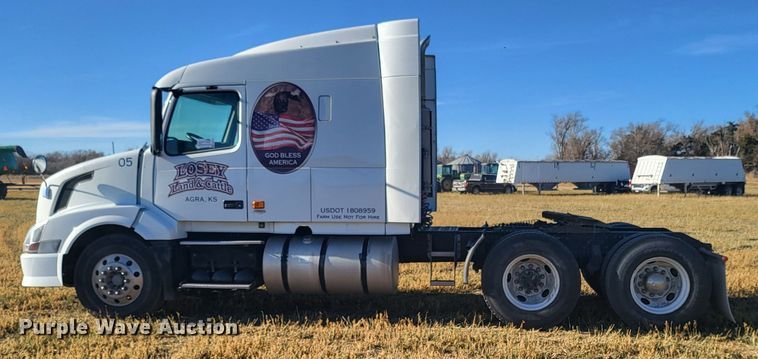 image for item DH1777 2005 Volvo VN  semi truck