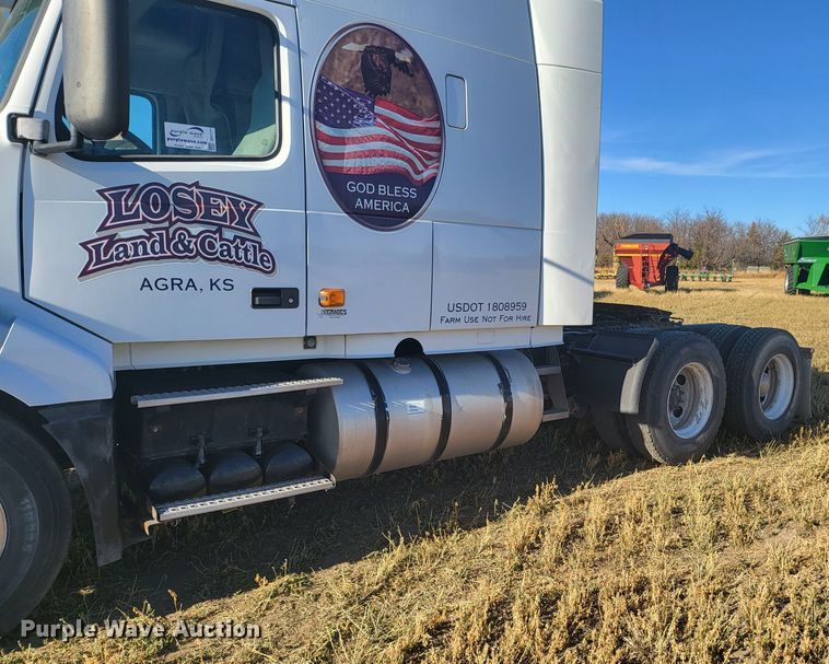 image for item DH1777 2005 Volvo VN  semi truck