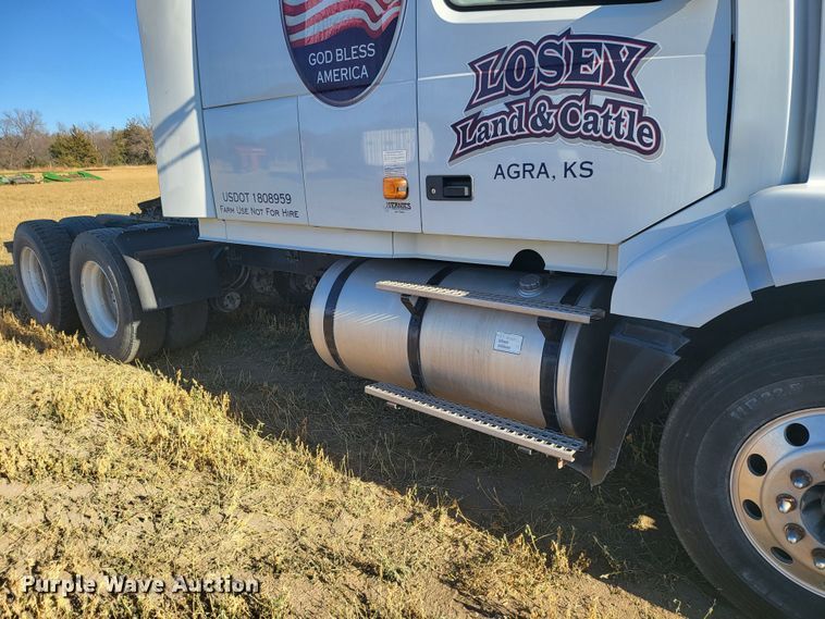 image for item DH1777 2005 Volvo VN  semi truck