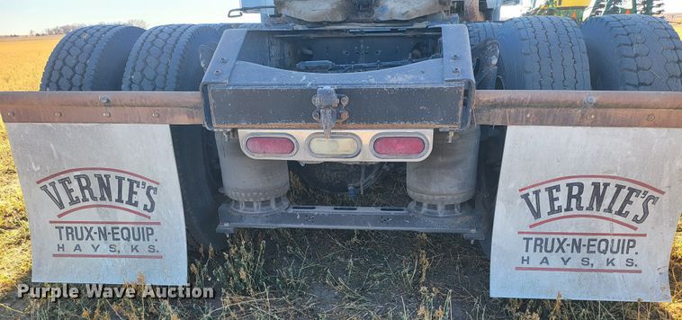 image for item DH1777 2005 Volvo VN  semi truck