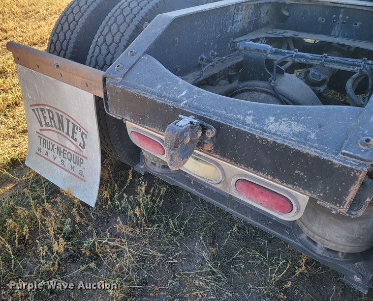 image for item DH1777 2005 Volvo VN  semi truck