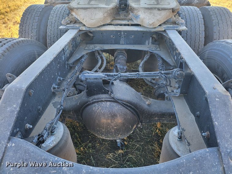 image for item DH1777 2005 Volvo VN  semi truck