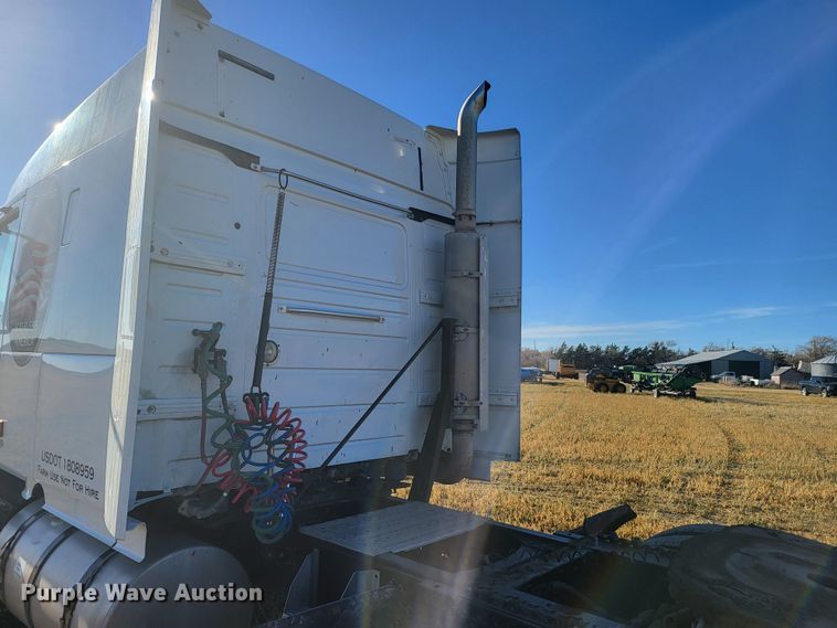 image for item DH1777 2005 Volvo VN  semi truck