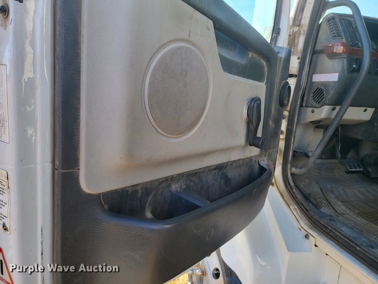 image for item DH1777 2005 Volvo VN  semi truck