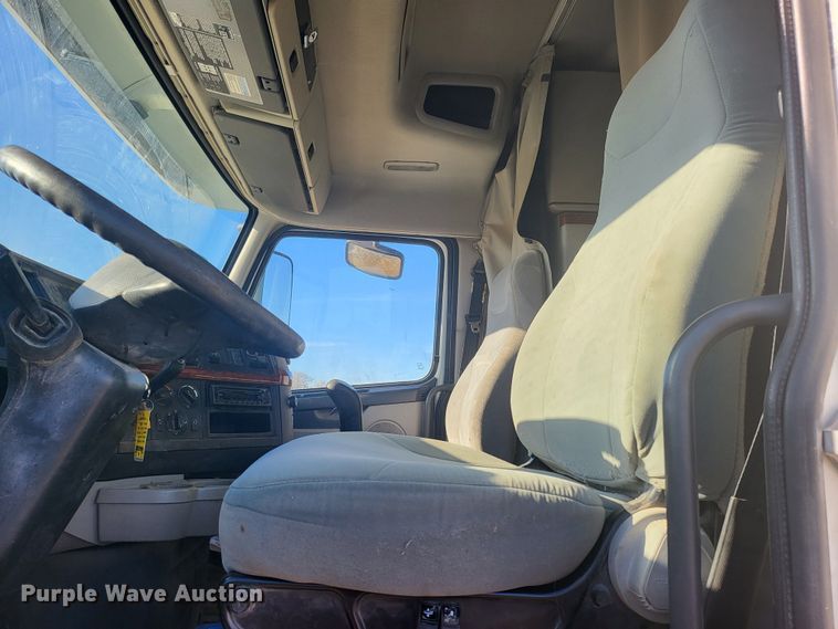 image for item DH1777 2005 Volvo VN  semi truck