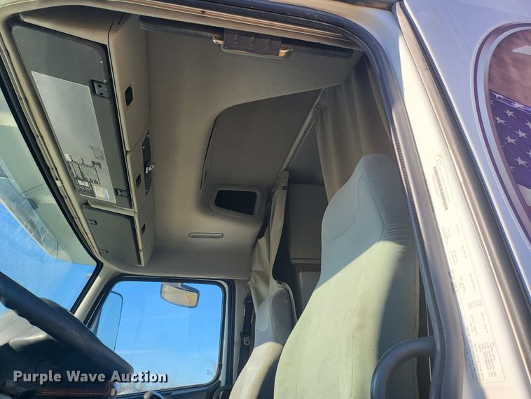 image for item DH1777 2005 Volvo VN  semi truck