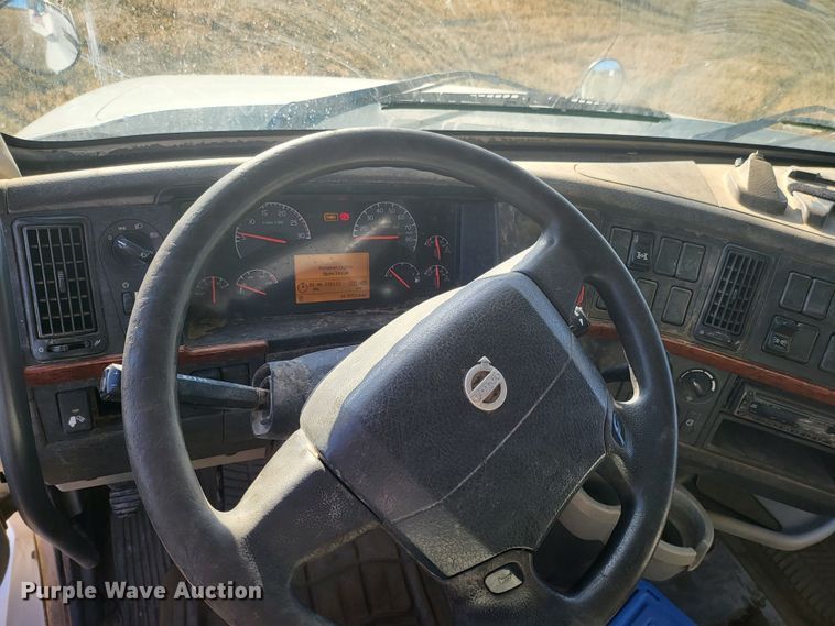 image for item DH1777 2005 Volvo VN  semi truck