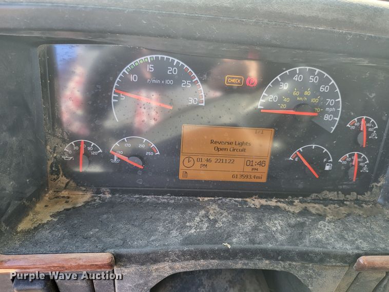 image for item DH1777 2005 Volvo VN  semi truck