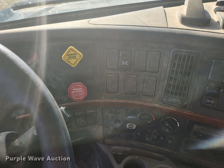 image for item DH1777 2005 Volvo VN  semi truck