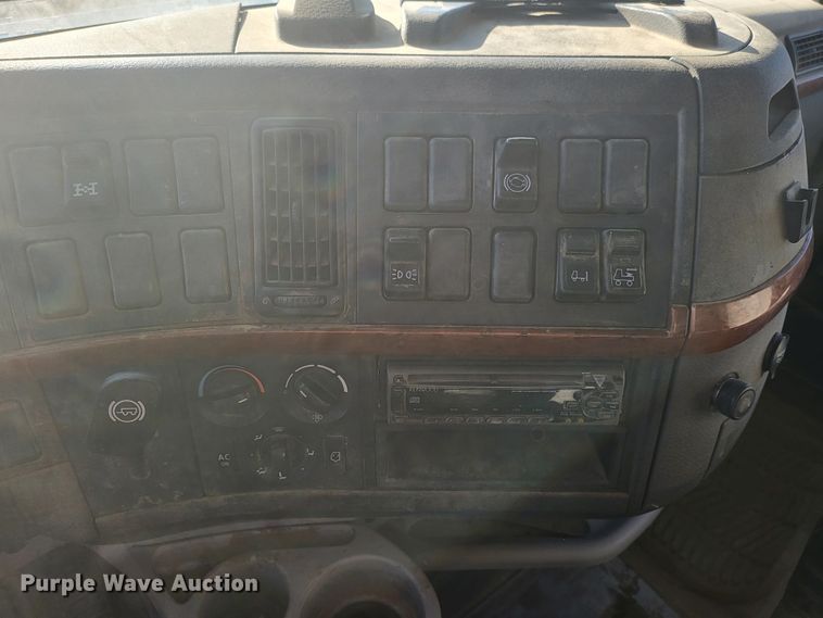 image for item DH1777 2005 Volvo VN  semi truck