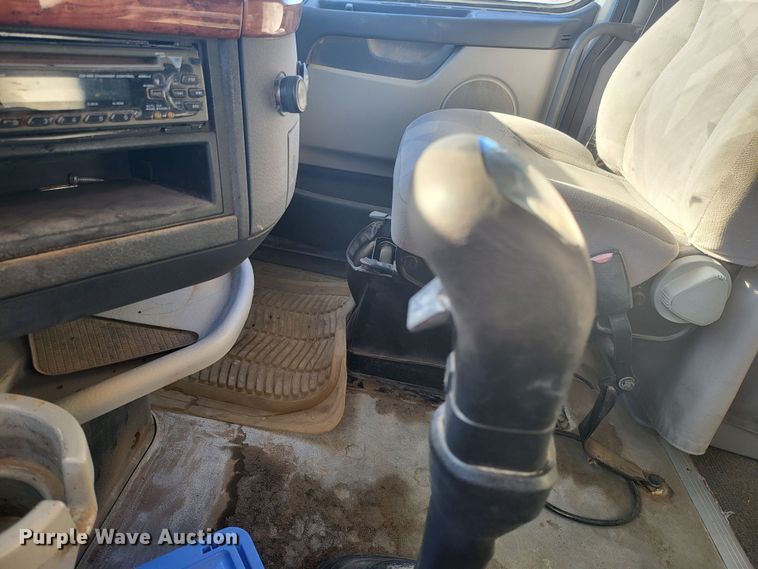 image for item DH1777 2005 Volvo VN  semi truck