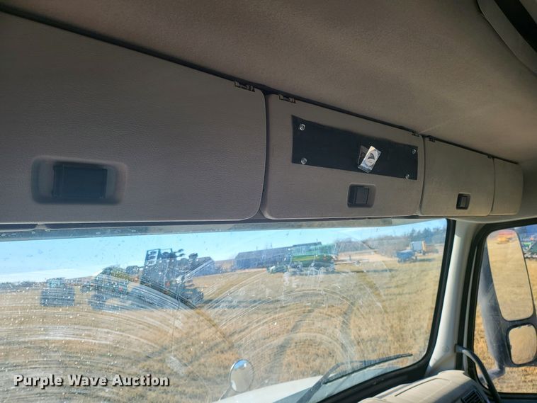 image for item DH1777 2005 Volvo VN  semi truck